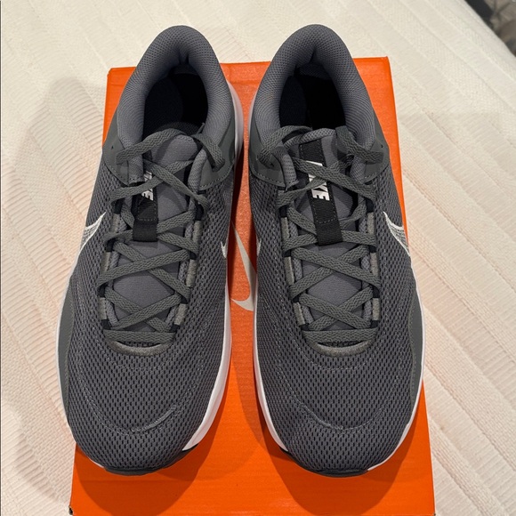 NEW Mens Nike Legend Essential 3 Sneakers 11 - Picture 3 of 9